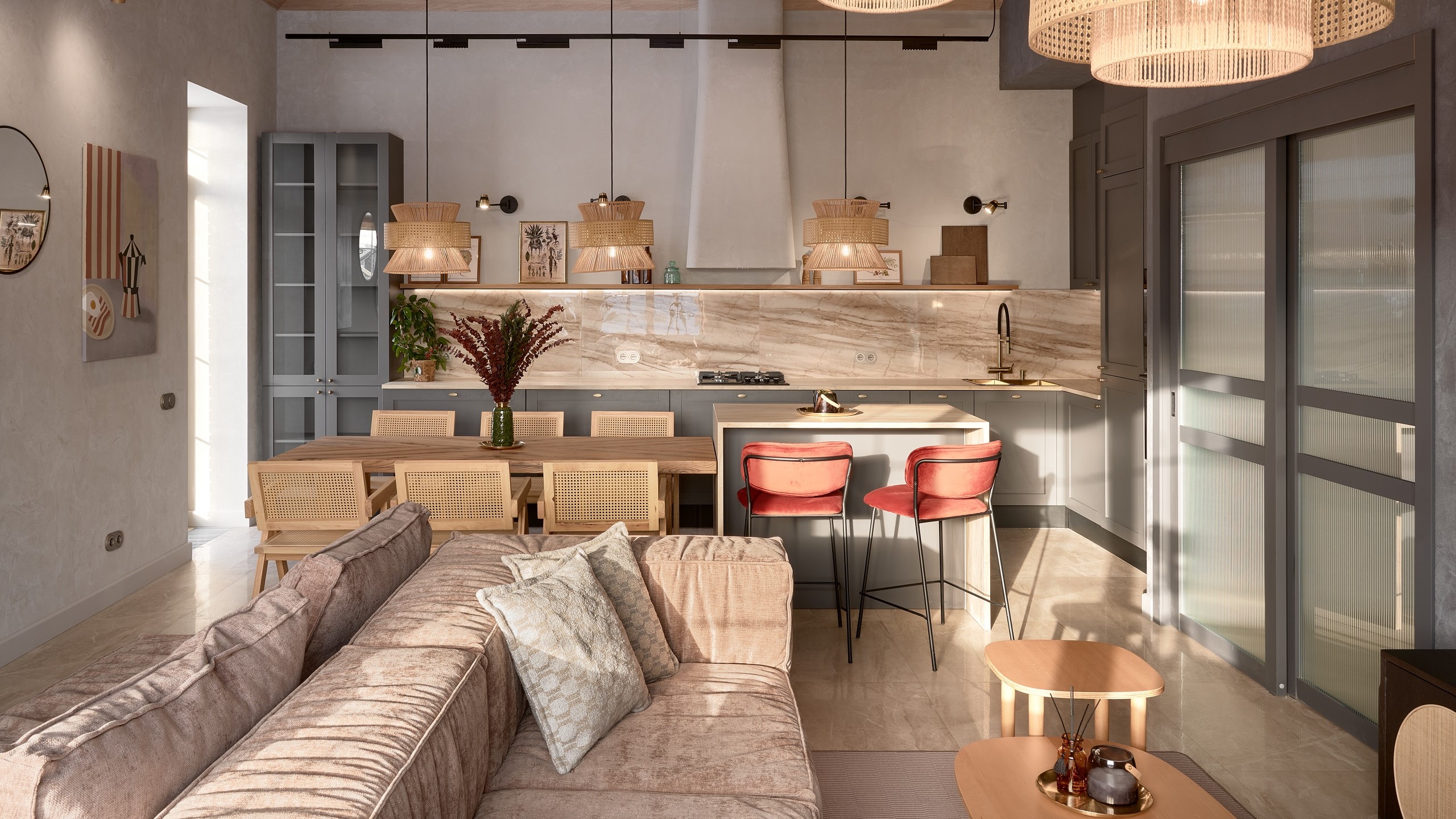 Кухня с двумя островами и керамогранитным фартуком