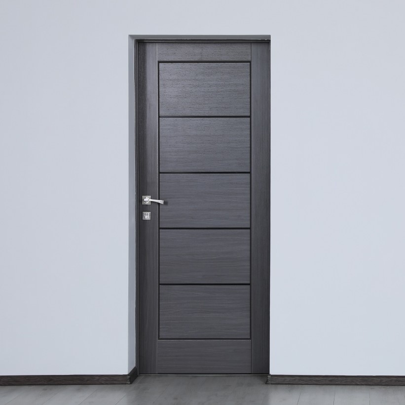 Серые двери в интерьере: универсальность и стиль
