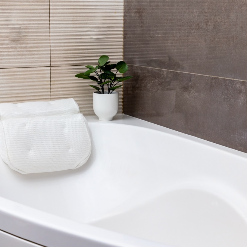 Чем замазать стык между ванной и плиткой