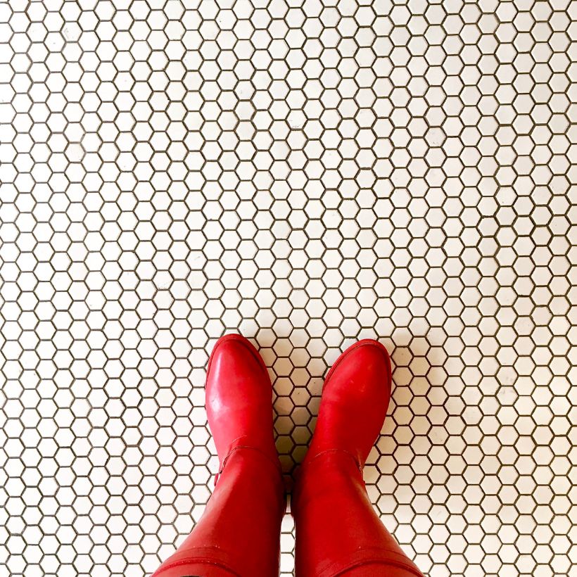 Белая плитка с черной затиркой 