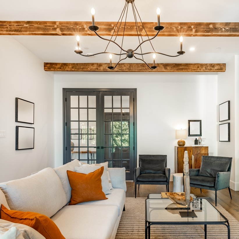 Деревянные балки на потолке в интерьере: стильное и практичное решение